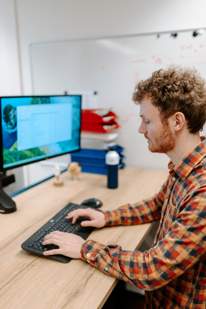 Ontwerpleider civiele techniek van InVra plus werkt achter de computer aan projectontwerpen.